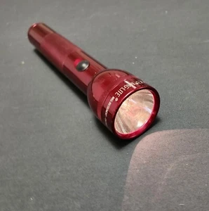MAG-LITE Flashlight in Red 10" - Picture 1 of 8