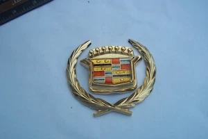 NUEVO 80-96 Modelos Cadillac DORADO Tronco Bloqueo Swing Emblema - Imagen 1 de 5