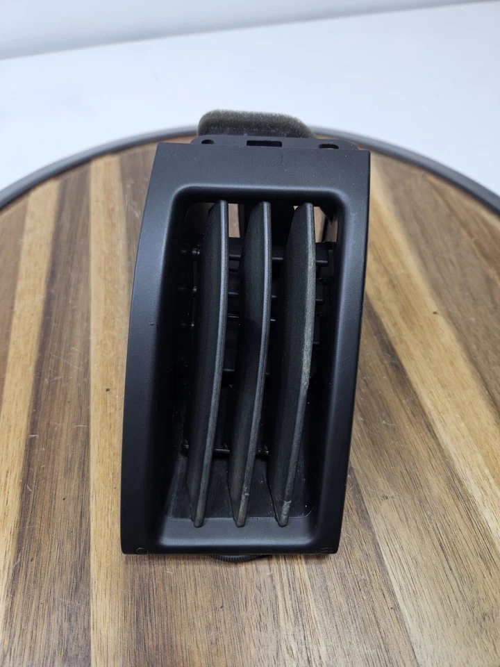 Land Rover LR2 SE 2009 tablero del lado del pasajero delantero derecho rejilla de ventilación de aire OEM Foto 1 de 4