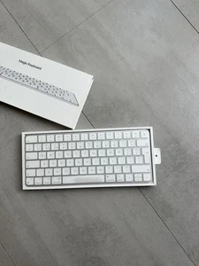 Klawiatura Apple Magic brytyjska angielska, biała/srebrna - Zdjęcie 1 z 7