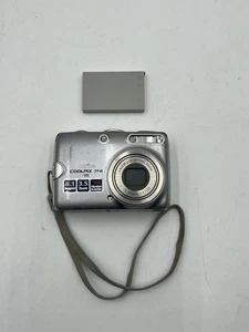 Nikon Coolpix P4 VR 8.1 MP Zoom Silver Digital Camera FOR PARTS OR REPAIR - Picture 1 of 4