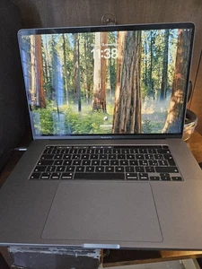 Vendo MacBook Pro da 16 pollici in ottime condizioni.Processore: Intel Core i7 - Foto 1 di 2