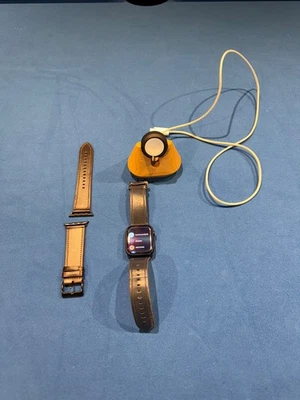 Apple Watch Series 8 45mm A2771 – Lederarmbänder + Holzständer + Ladegerät - Bild 1 von 4