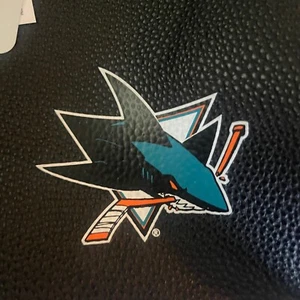 Forever Collectibles Sharks Tote Bag Handtasche NHL Hockey Schwarz Kunstleder Neu - Bild 1 von 10
