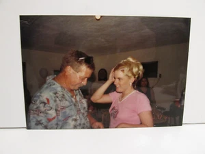 VINTAGE FUNDFOTO FARBE ORIGINAL KUNSTFOTO SEXY BLONDE FRAU HAUS PARTY - Bild 1 von 4