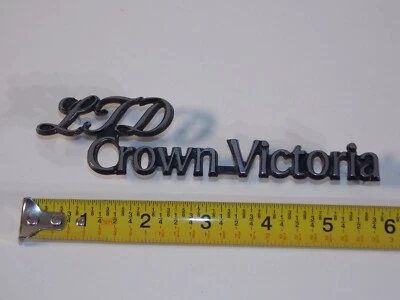 De colección 82-87 Ford LTD Crown Victoria Coche Vehículo Emblema Logo Insignia E0AB-5450398-AA Foto 1 de 4
