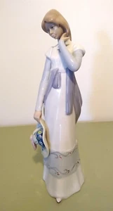 Cascades, Spanien Porzellan Figur junge Frau mit großem Blumenhut 12" groß - Bild 1 von 16