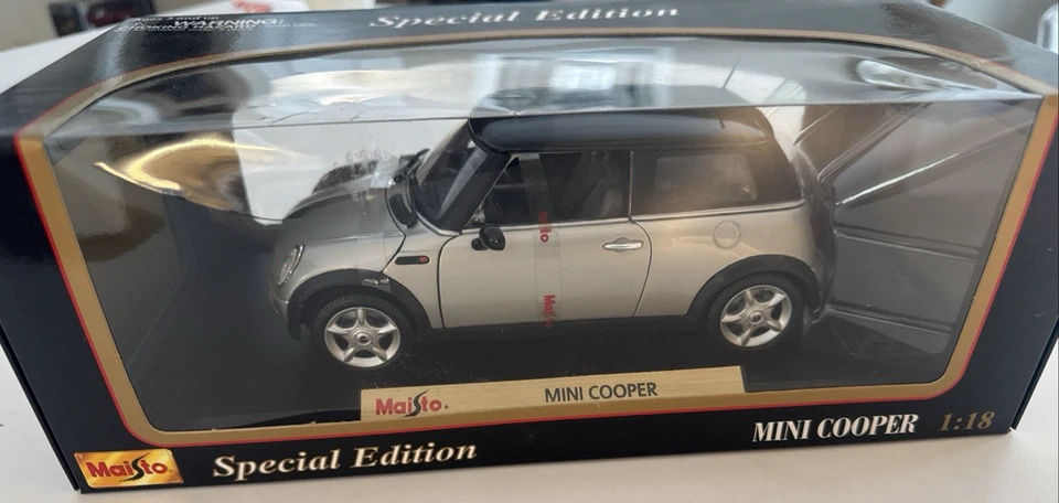 Mini Cooper diecast escala 1/18 Maisto en plata/negro - nuevo en caja Foto 1 de 1