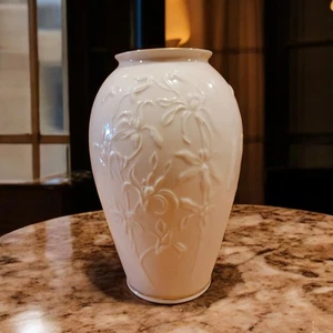LENOX VASE  MASTERPIECE COLLECTION, IRIS DESIGN With 24k GOLD TRIM - Picture 1 of 6