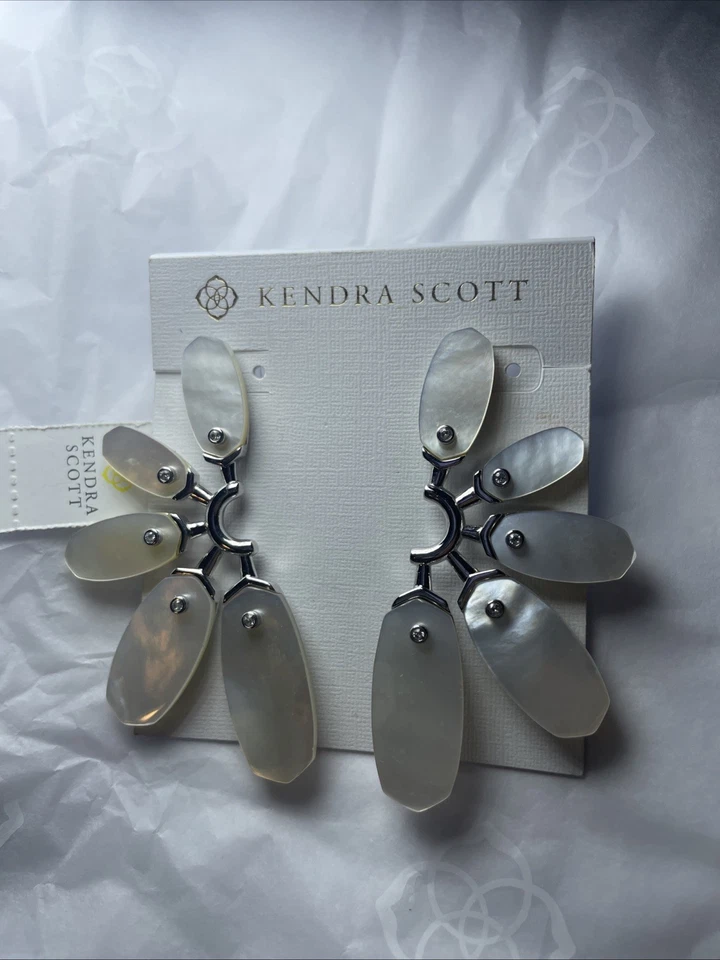 Pendientes Kendra Scott Kendra Scott Ashlyn llamativos en marfil nácar. Foto 1 de 1