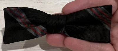 "Pajarita con clip resistente al óxido Ormond de colección negra gris roja rayada 4"" X 1,5""" Foto 1 de 4