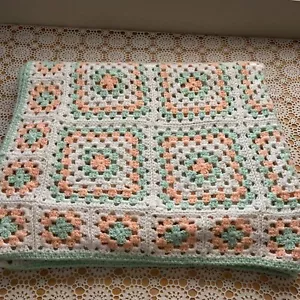 Cuadrado de abuela tejido a ganchillo hecho a mano vintage 82x52 pulgadas Manta Afghan Throw 1980 - Imagen 1 de 2