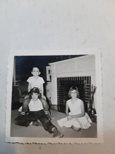 Vintage 1950er s/w Schnappschuss Foto 2 1/4" x 2 1/4" Kinder am Kamin PB57 - Bild 1 von 1