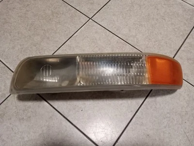Chevrolet Tahoe Suburban 2000-2006 luz de señal de giro/estacionamiento delantera izquierda del lado del conductor Foto 1 de 3