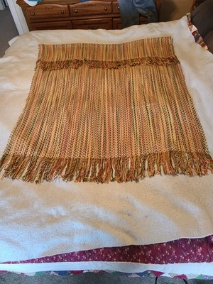 Manta tejida 56" x 47" hilo variado (verde, naranja, amarillo) Foto 1 de 3