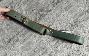 Free People Buff Leder Boho abgenutzt grün Doppelhaken Gürtel Größe M/L Neu mit Etikett - Bild 1 von 10
