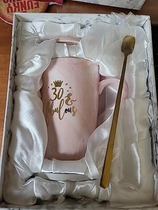 Not A Day Over Fabulous Tasse. Neues Geschenkset. Untersetzer, Löffel, Deckel, Keramik - Bild 1 von 5