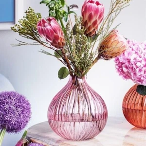Decoración de jarrón de vidrio rosa estriado redondo Sass and Belle - Imagen 1 de 1