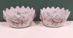 Coppia vintage porcellana cinese Monteith uccellini farfalle fioriere manici testa di leone - Foto 1 di 12