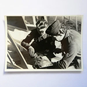 Militari della R.S.I. intenti a dipingere – Fotografia d’epoca (1943-45) - Imagen 1 de 2