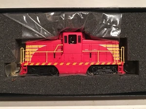 HO Bachmann Spectrum 80036 Red Unlettered GE 44 Ton Switcher Diesel Locomotive - Picture 1 of 9