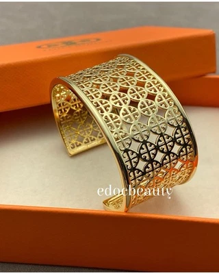 Pulseira de punho grosso tory burch logotipo TB em ouro 💛 - Imagem 1 de 2