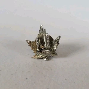 Toronto City Hall Canadian Maple Leaf Hat Lapel Pin Vintage Canada #355 - Picture 1 of 3