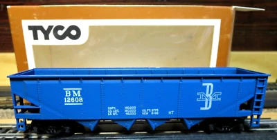 Tyco 344D- HO Scale 70 ton Non-Operating Quad Hopper "BOSTON & MAINE" - Image 1 of 4