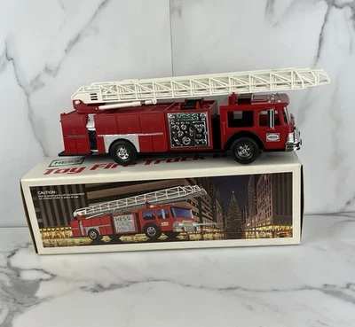 Banco de camión de bomberos Hess 1986 petrolero con luces de cabeza/cola/cúpula nuevo en caja Foto 1 de 4