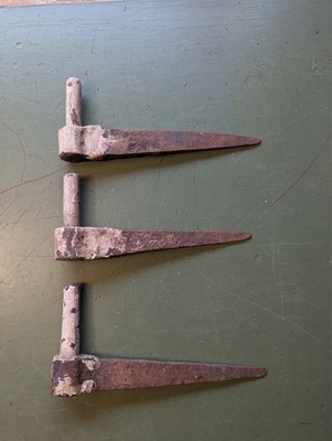 EXCEPCIONAL Lote de 3 PINTLES ANTIGUOS Forjados a Mano para Bisagras de Correa de Granero Foto 1 de 4