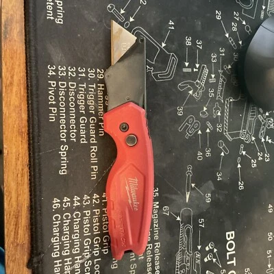 Cuchillo utilitario plegable compacto Milwaukee Fastback con clip 48-22-1500 Foto 1 de 4