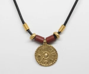 Collezione St James - Ciondolo metallizzato tono oro su girocollo in pelle nera, 17 pollici - Foto 1 di 3