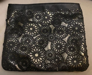 SEPHORA BLACK AND GOLD LASER CUT LARGE POUCH NEW NO TAGS - Imagen 1 de 7