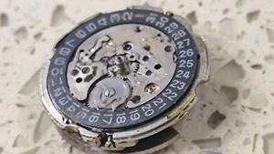 MOVIMENTO SEIKO 6139 6139B PER RICAMBI NON FUNZIONANTE BUON EQUILIBRIO per ricambi - Foto 1 di 4
