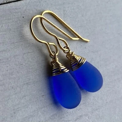 Pendientes envolventes artesanales Min Favorit azul cobalto vidrio marino lágrima y oro Foto 1 de 4