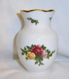 Jarrón vintage 1962 miniatura Royal Albert Old Country Cabbage Roses - Imagen 1 de 3