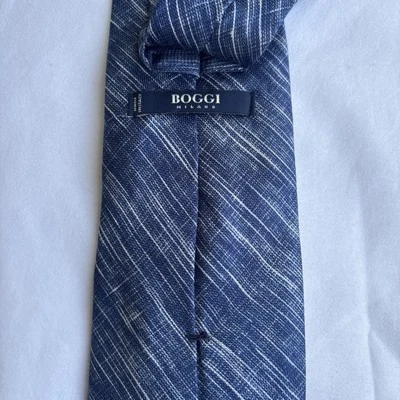 BOGGI Milano. Corbata de seda azul. Patrón liso. Hecho en Italia. Ex Con Foto 1 de 4