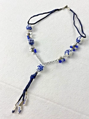 "Collar de borla de cuentas de porcelana azul/blanco Chinoiserie cordón de gamuza tono plateado 18""" Foto 1 de 4