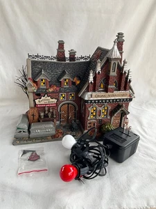 DEPT 56 Snow Village Halloween "Croak-N-Haggard Mortuary" Collectors' Edition - Bild 1 von 24
