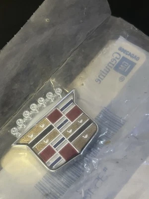 GM 3540652 CADILLAC DEVILLE 1985 - 1999 EMBLEMA PANEL LATERAL TECHO NUEVO FABRICANTE DE EQUIPOS ORIGINALES NOS Foto 1 de 2