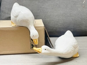 VINTAGE PAIR OF CERAMIC WHITE DUCK FIGURINES - COUNTRY FARMHOUSE DECOR ORNAMENTS - Picture 1 of 11