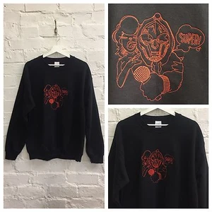Hecho real MF Doom Bordado Súper Micrófono Rojo sobre Negro Cuello Redondo Sudadera Prenda para el torso - Imagen 1 de 4