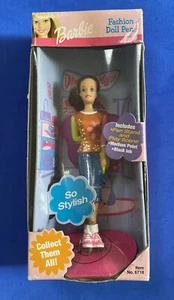 Vintage Barbie 2001 Fashion Doll Penna con supporto NUOVO articolo n. 6718 - Foto 1 di 7