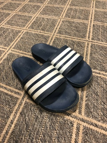 Scivoli Adidas blu navy. Youth Taglia 7 Ottime condizioni