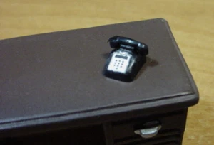 Tischtelefon Paar (2) Miniatur schwarz Maßstab 1:24 Maßstab G Diorama Zubehörteile - Bild 1 von 1