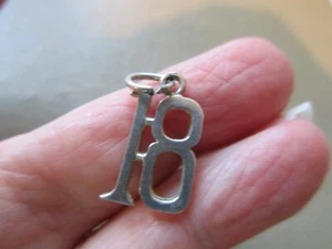 DE COLECCIÓN RARO 925 PLATA ESTERLINA 18º 18 NÚMERO CUMPLEAÑOS LLAVERO ENCANTO COLGANTE REGALO - Imagen 1 de 3