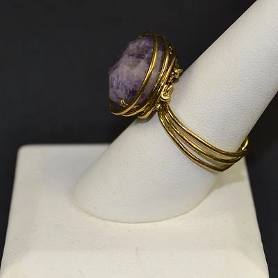 Anillo de ágata púrpura envuelto en alambre tamaño ajustable comercio justo  Foto 1 de 3