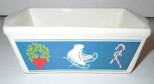 Nantucket Keramik Wintermotiv (Kranz, Zuckerstangen, Schlittschuh) kleine Kastenform - Bild 1 von 1
