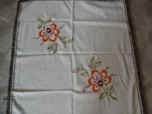 bestickte Mitteldecke, Handarbeit, 85 x 90 cm - Bild 1 von 2
