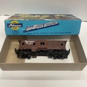 Athearn 1293 Trains SOUTHERN PACIFIC BAY WINDOW CABOOSE-HO SCALE NOS Kit - Picture 1 of 7